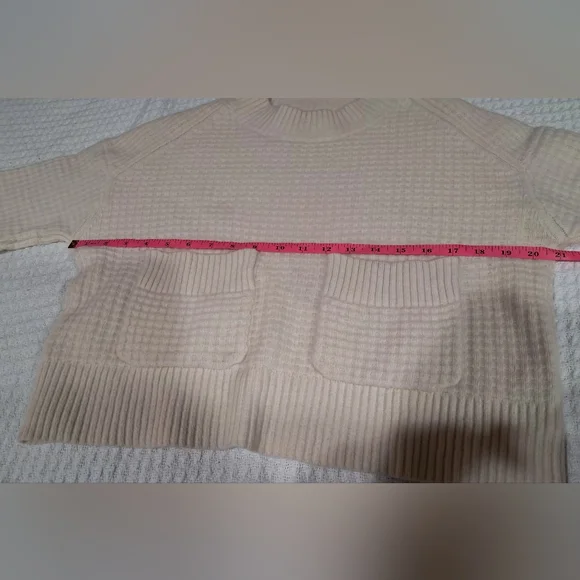 Everlane Recycled Cashmere Waffle Knit Crew Neck Sweater with Pockets – Cream XS - Picture 3 of 15
